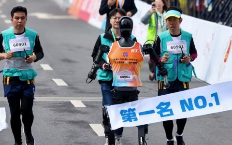 全球首个“人机半马”比赛刷屏，2035年人形机器人市场规模超4000亿元