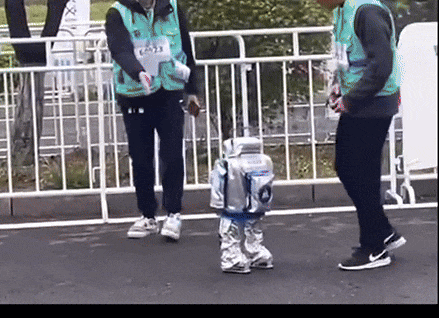 一场马拉松，“绊倒”人形机器人