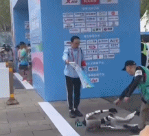 一场马拉松，“绊倒”人形机器人