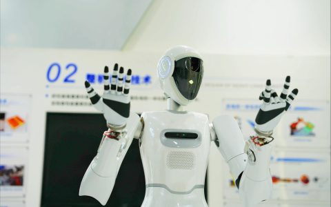 美的公布人形机器人落地时间表：5月部署工厂，下半年进线下门店