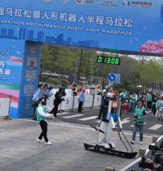 一场马拉松，“绊倒”人形机器人