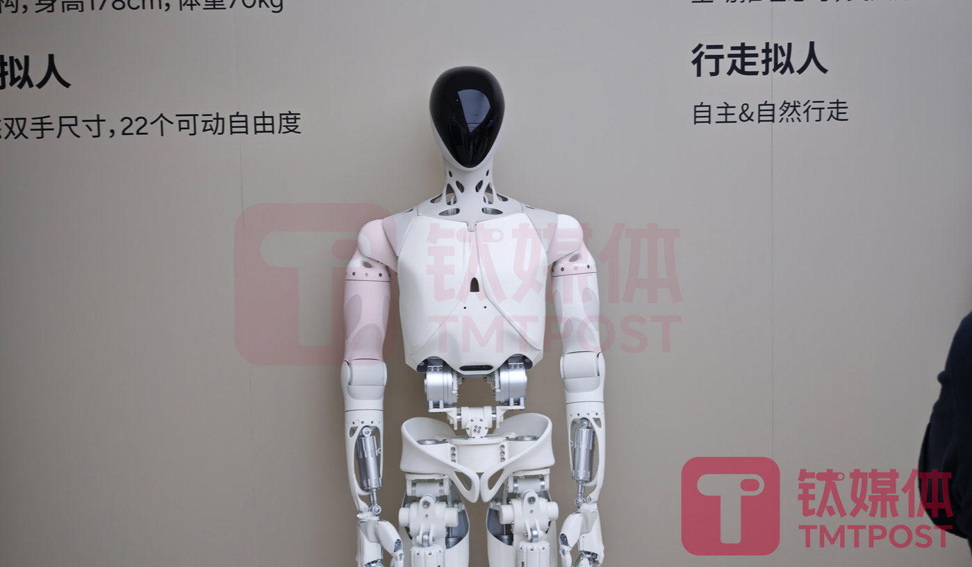 小鹏AI人形机器人IRON